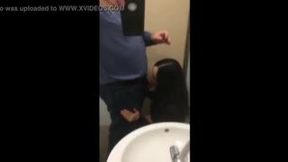 porn нагло трахает дочь друга в рот пока отца нет дома выебал в ротик шлюху hd