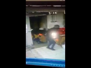 porn в московской пятёрочке произошло нападение во время ночной приемки hd