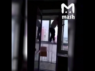 porn 18 летний студент решил прогуляться по карнизам и сорвался вниз hd