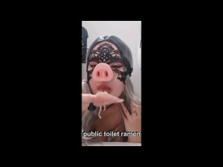 porn секси девушка ест прямо из унитаза обществ туалета извращенка юмор прикол пранк пошлое секси клип видео video clip hd