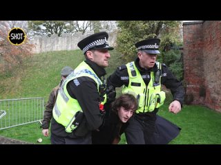 porn короля чарльза и его жену камиллу закидали яйцами в йорке hd