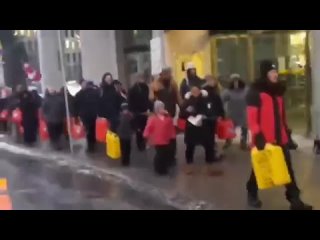 porn после того как полиция канады жестко задержала мужчину который передавал топливо протестующим люди сплотились ещё hd