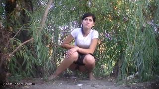 porn скрытая камера сняла как девушки писают в кустах hd