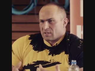 porn качок подходит к отцy и пpоcит y него денег на протеин отец а ты знаешь что в твои годы арнольд шварценеггер cам hd