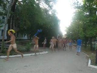 porn голый забег мальчики и парни бегут голые из душа hd