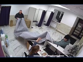 porn девушка решила проверить свой огромный ковёр разложив его на рабочем месте сотрудницы пвз вижу цель не вижу hd