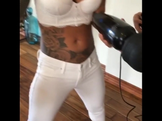 porn anikka albrite и kleio valentien прикалываются с большим вибратором секс звезда порно модель hd