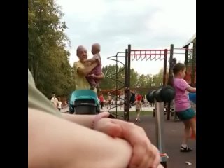 porn женщина жёстко пыталась успокоить малыша потому что он не давал ей сидеть в телефоне hd