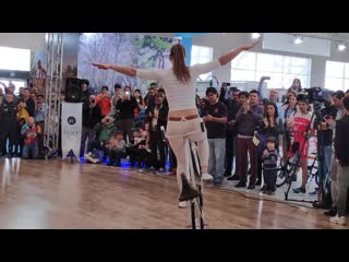 porn girl biker performs you must see обалдеть можночто творит девчуля то как она изящно и умело управляется с великом hd