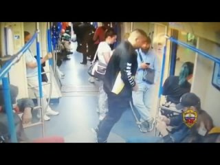 porn трогает девушек за ягодицы в метро hd