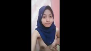 porn hijab cantik bugil mainin toket di kamar hd