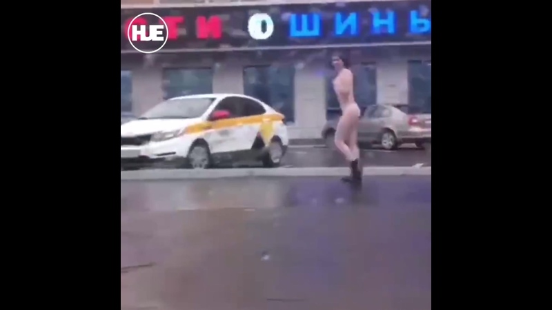 porn голая женщина гуляет босиком по городу hd
