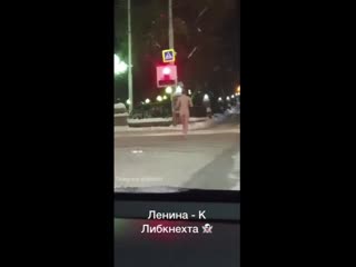 porn голый мужчина бежит по центру города 18 есть мат hd