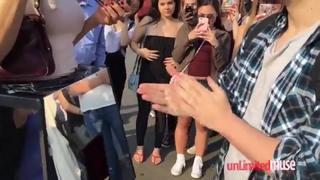porn девушка на улице дает прохожим потрогать грудь и вагину реальная эротика hd