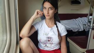 porn девушка едет в поезде без трусиков и показывает киску hd