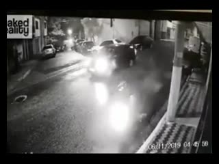 porn бразилия двое на моте хотели убить полицейского но один из них получил пулю в голову hd