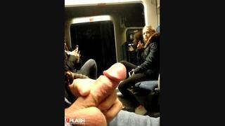 porn юная девушка смотрит как мужик дрочит член в электричке hd