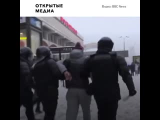 porn протестующие отбили задержанного у омоновцев возле универмага московский hd