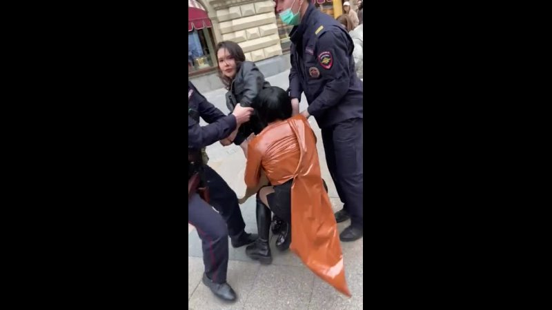 porn полицейские наслаждаются своей властью над беззащитной девушкой посмевшей танцевать hd