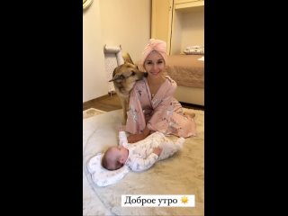porn сладкая булочка орлова уложила дочку на пол и принялась нацеловывать в пухлую щеку hd