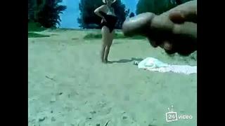 porn эксгибиционист дрочит член на пляже hd
