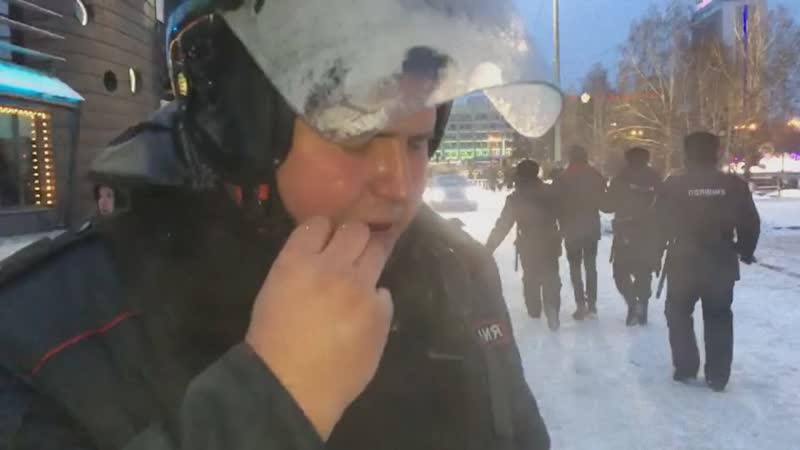 porn красноярск 23012021 мирные протестующие брызгают в полицию слезоточивым газом hd