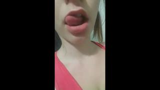 porn школьница показывает ротик и сисечки hd