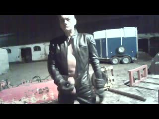 porn гейхран кожаный байкер дрочит большой член и ссыт гей порно пиво моча золотой дождь хуй мастурбирует онанист онанизм hd