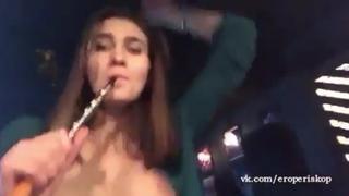 porn охуенная девочка танцует голая в клубе подруги в ахуе светит грудью любительское видео на публике жара прилюдно hd