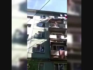 porn мужик показывает комунальщикам что его балкон в аварийном состояние hd