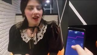 porn девушка кончает сидя на вибраторе на улице голая мастурбирует дрочит на уроке в школе села на дилдо фаллос самотык hd