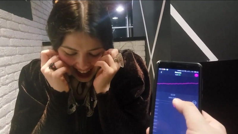 porn парень управляет вибратором со своего смартфона hd