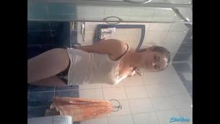 porn школьница раздевается в ванне hd