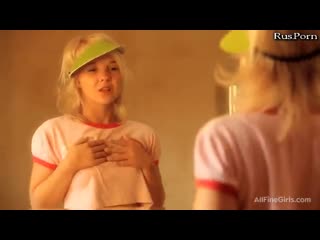 porn молоденькая скромная девушка раздевается перед зеркалом hd