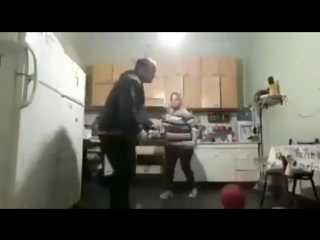 porn мужик решил поиграть мячом на кухне видео прикол hd