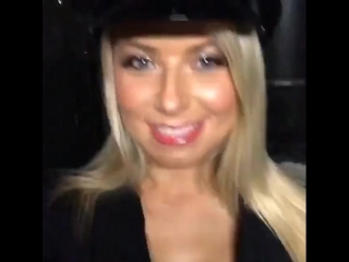 porn anikka albrite показывает сиськи и жопу перед выходом на стриптиз в косплей костюме полицейской hd