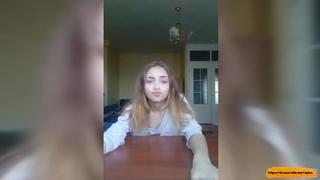 porn молодая студентка откровенно показывает грудь в перископе periscope hd
