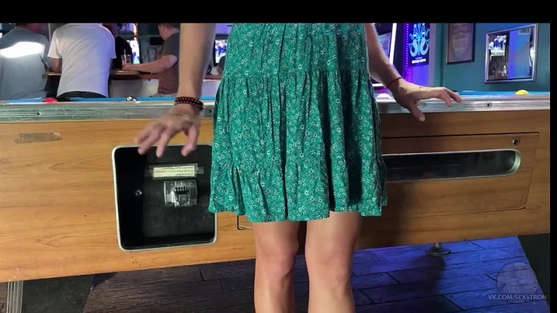 porn осмелилась снять с себя трусики а потом показать свою киску в баре оцени девочку hd