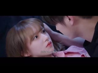 porn парень заигрывает с девушкой поцелуями на кровати в комнате hd