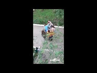 porn пьяная девушка подралась с хозяйкой придомовой клумбы hd