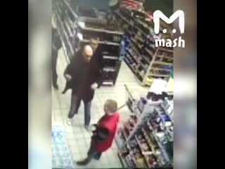 porn мужчина обчищает пятерочку перед нападением на полицейского в старом осколе hd