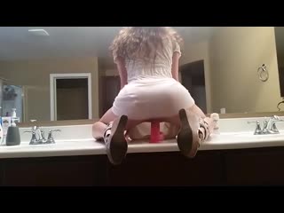 porn красотка долго не трахалась и зашла в уборную чтобы попрыгать на резиновом члене hd