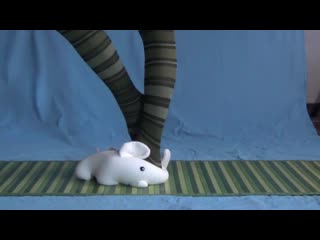 porn девочка медленно топчет любимую игрушку своего мальчика у него на глазах hd