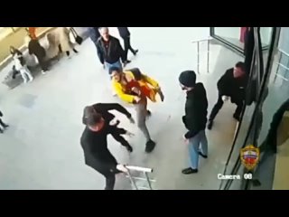 porn охранник прицепился к ноге вора из магазина парфюмерии hd