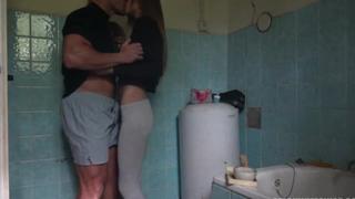 porn отец жестко пристает к дочери в ванной комнате 24 hd