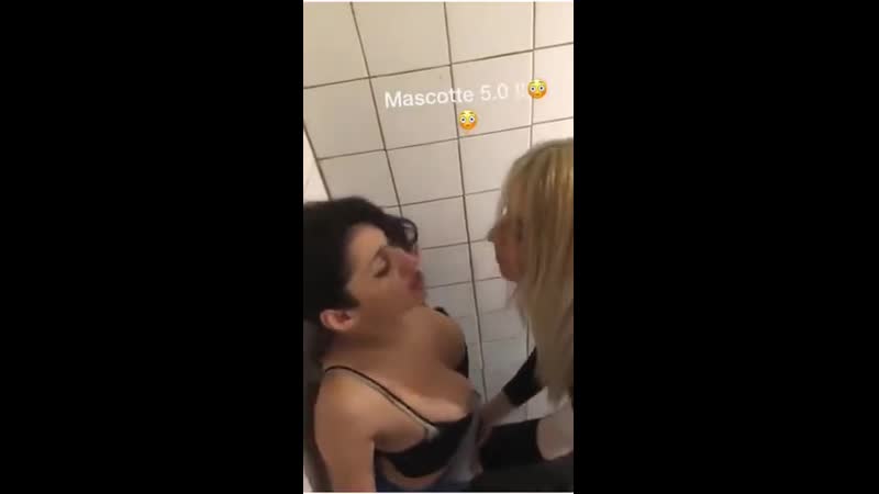 porn горячие лесби в туалете ебут друг друга порно секс лисбушки лесбиянки вылизала киску подружке в ночном клубе hd