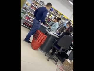 porn в продуктовом магазине женщине отказали в обслуживании поэтому она устроила скандал hd