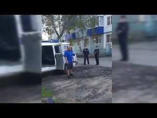 porn в иркутской области копы расстреляли неадекватного чудика за то что он попытался напасть на них с ножом hd