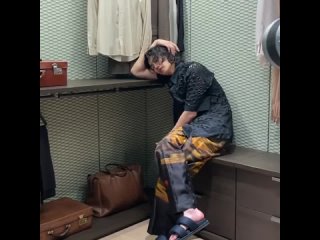 porn wiggling my not tiny foot to make it cute singlesmagazine kyohee stylework 싱글즈 김재영 kimjaeyoung hd