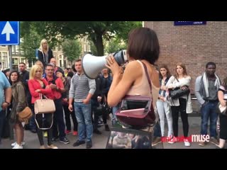 porn даёт на улице всем потрогать пизду и сиськи порно hd